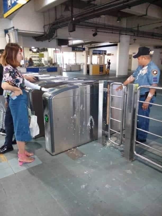 在菲律宾坐地铁向警察泼豆花,中国女留学生被