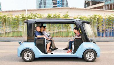 8月28日，中国首个5G自动驾驶开放道路场景示范运营基地迎来公众开放体验日。 　　新华社记者 刘 潺摄