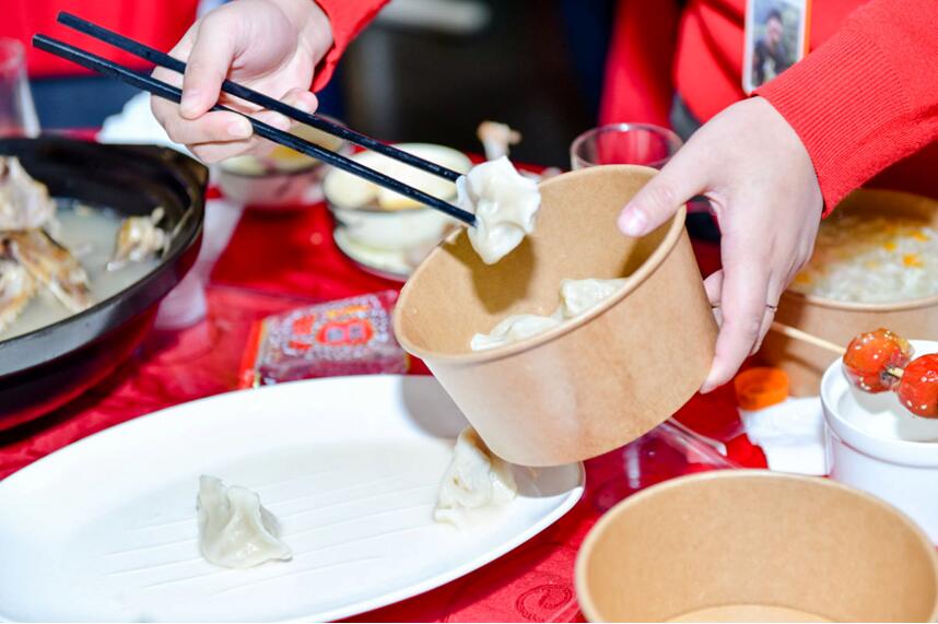 年夜饭现场准备了环保打包盒,吃不完的菜品被很多小二现场打包