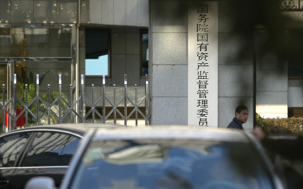 36o手机网址·监控全程拍下“镊子党”偷手机 手速极快防不胜防