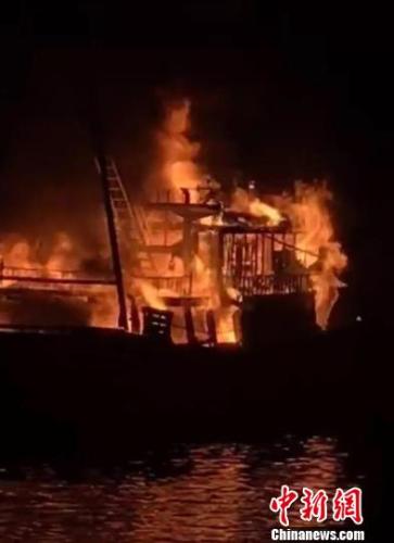  起火的渔船 视频截图 摄
