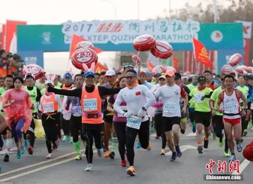 资料图:2017衢州马拉松吸引了近万名选手参加了比赛。 <a target='_blank' href='http://www.chinanews.com/'>中新社</a>记者 杜洋 摄