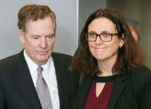 资料图片：主管贸易的欧盟委员塞西莉亚·马尔姆斯特伦（右）和美国贸易代表罗伯特·莱特希泽（左）。（路透社）