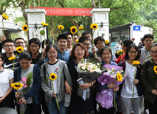 资料图: 6月9日,在南京金陵中学考点门前,考生在考试结束后与送考老师(中)合影。新华社记者 孙参 摄