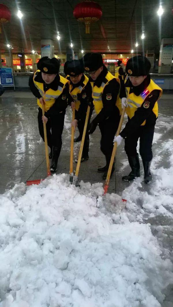 连日大雪，致敬最美背影!“一夜雪无”背后，是他们默默守护……