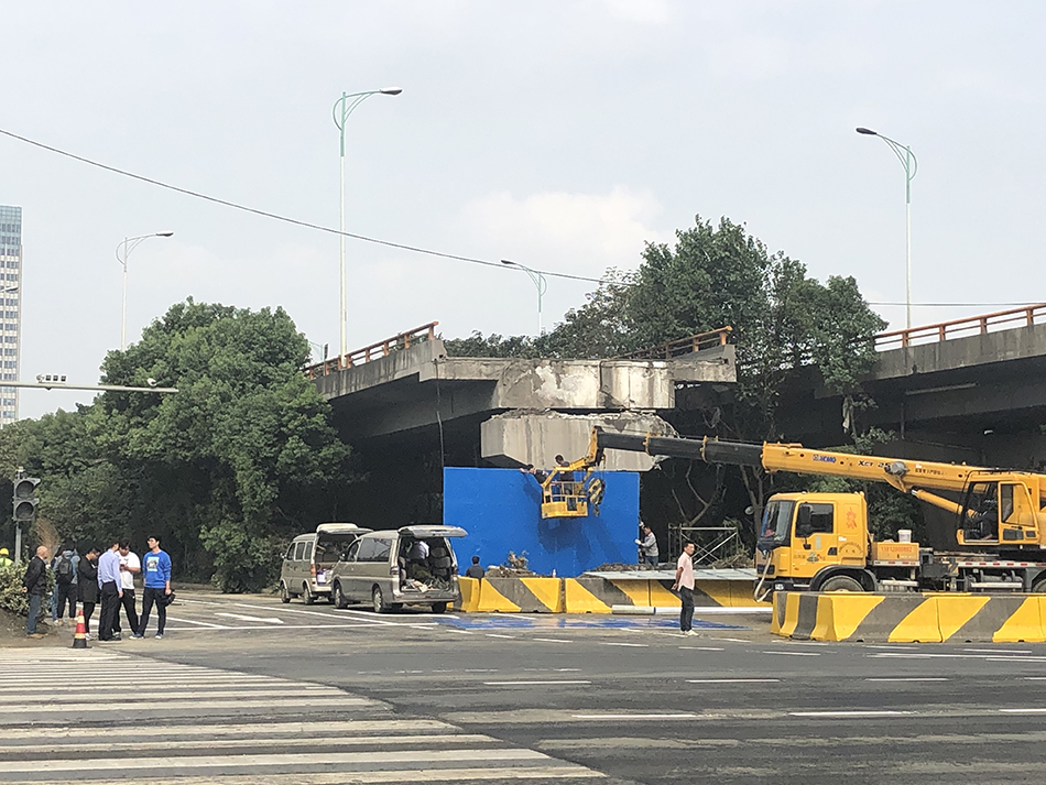 10月12日早上，无锡高架侧翻事故现场的地面道路，锡港路恢复通车。  本文图片 澎湃新闻记者 袁杰