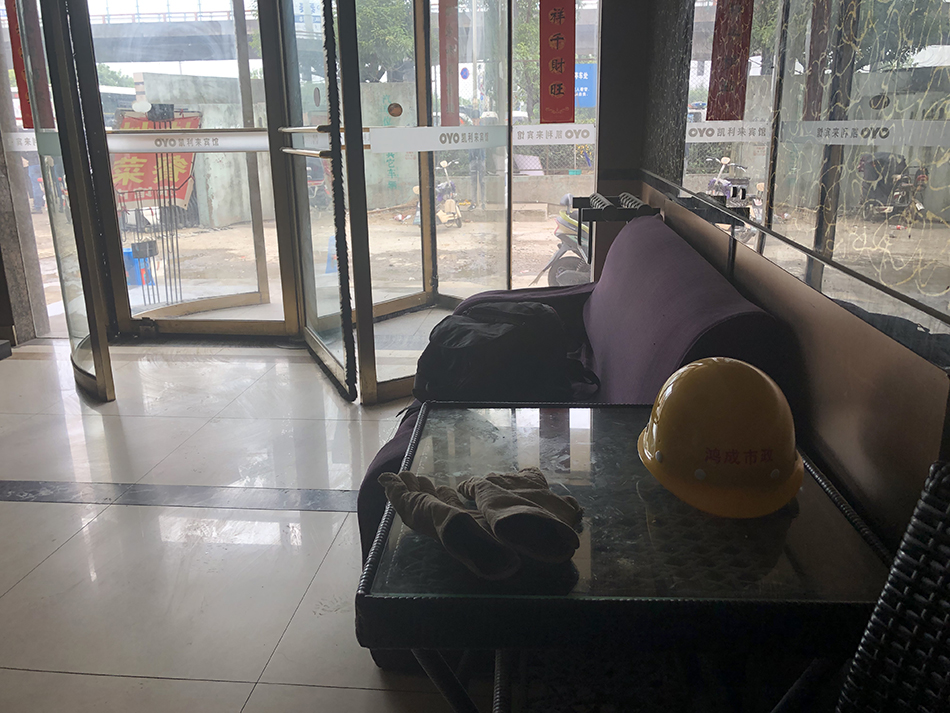 距離附近最近的凱利來賓館,事發後成了臨時指揮部。