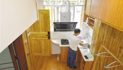 　　一名租客正在“共享民宿”的厨房清洗茶具。该民宿位于湖北省西部山区，旅客可通过互联网实名认证完成预订，凭认证码扫码入住。 宋 文摄
