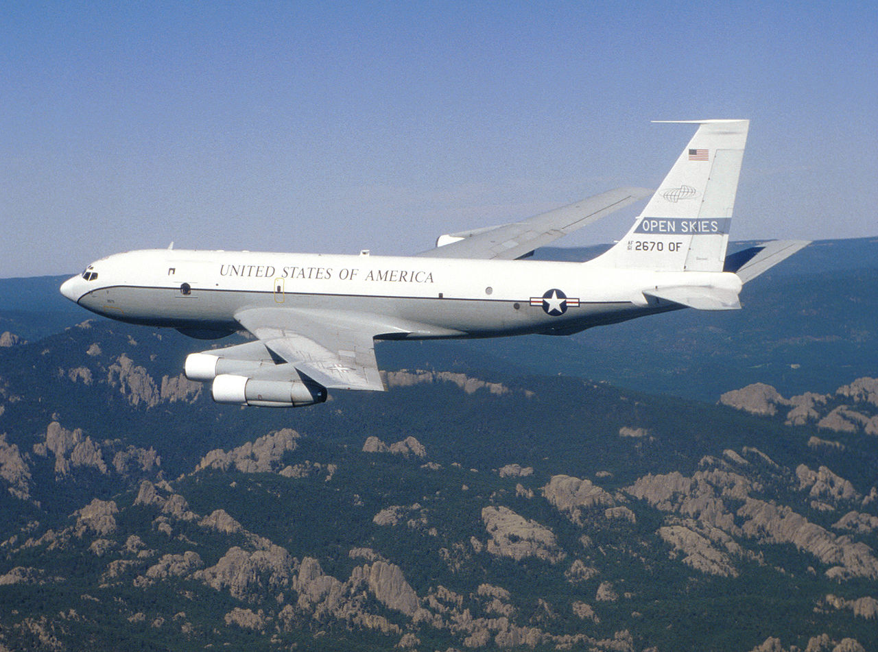 OC-135B“开放天空”型侦察机，由WC-135B改装，针对开放天空条约国执行非武装飞越侦查任务（图片来源：维基百科）