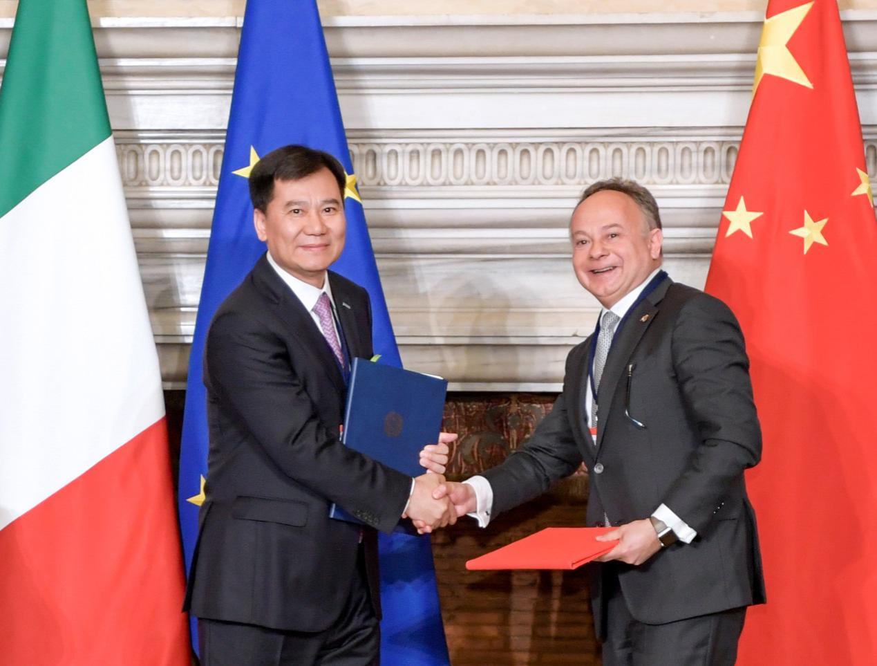 (图:苏宁控股集团董事长张近东与意大利对外贸易委员会主席卡洛 费罗签约)