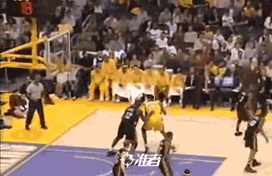 奥尼尔冲向替补席gif