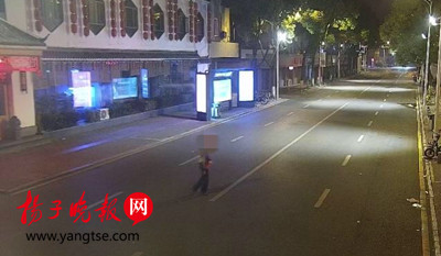 腿脚不方便还身无分文，男子为打赏女主播沿街盗窃