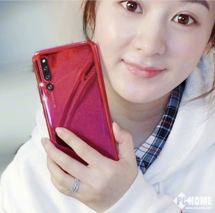 荣耀magic2首露真容 三摄像头+滑盖全面屏