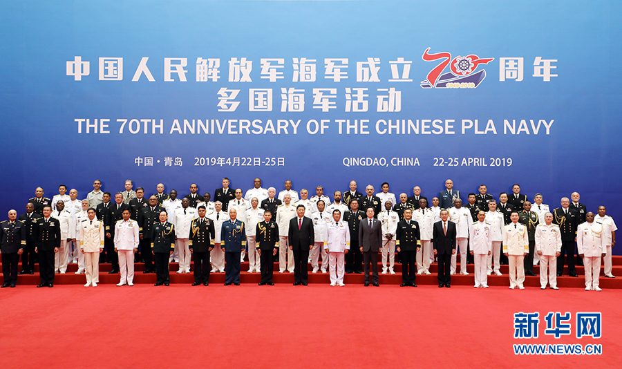 4月23日上午,国家主席、中央军委主席习近平在青岛集体会见应邀出席中国人民解放军海军成立70周年多国海军活动的外方代表团团长,代表中国政府和军队向出席活动的各国海军官兵表示热烈?#38431;?#22270;为会见前,习近平同应邀出席中国人民解放军海军成立70周年多国海军活动的外方代表团团长合影。 新华社记者 李刚 摄