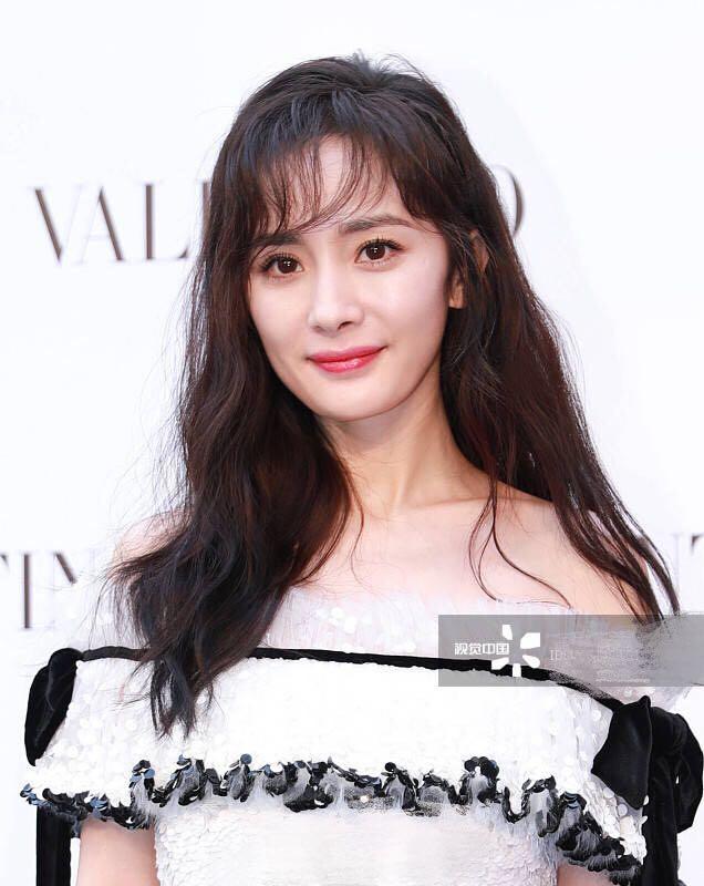 视觉中国下的杨幂:法令纹明显,脸垮的挂不住肉