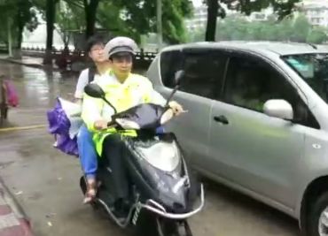 闹剧!广东交警暴雨中护送高考生,反被家长投诉