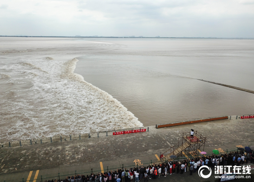  与朋友一起电视看球 设备
	
�：打造专属观赛派对