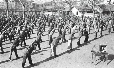 1951年，新中国第一套广播体操正式颁布。资料照片