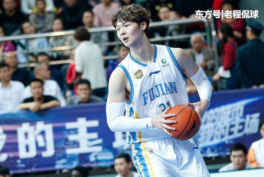 丁彦雨航羡慕王哲林MVP奖杯:比我的果盘好