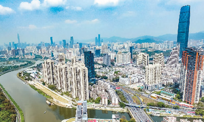 在改革开放大潮中,深圳作为经济特区,始终勇立潮头,是东部率先发展的标杆。图为深圳市区(2018年3月26日无人机拍摄)。 新华社记者 毛思倩摄