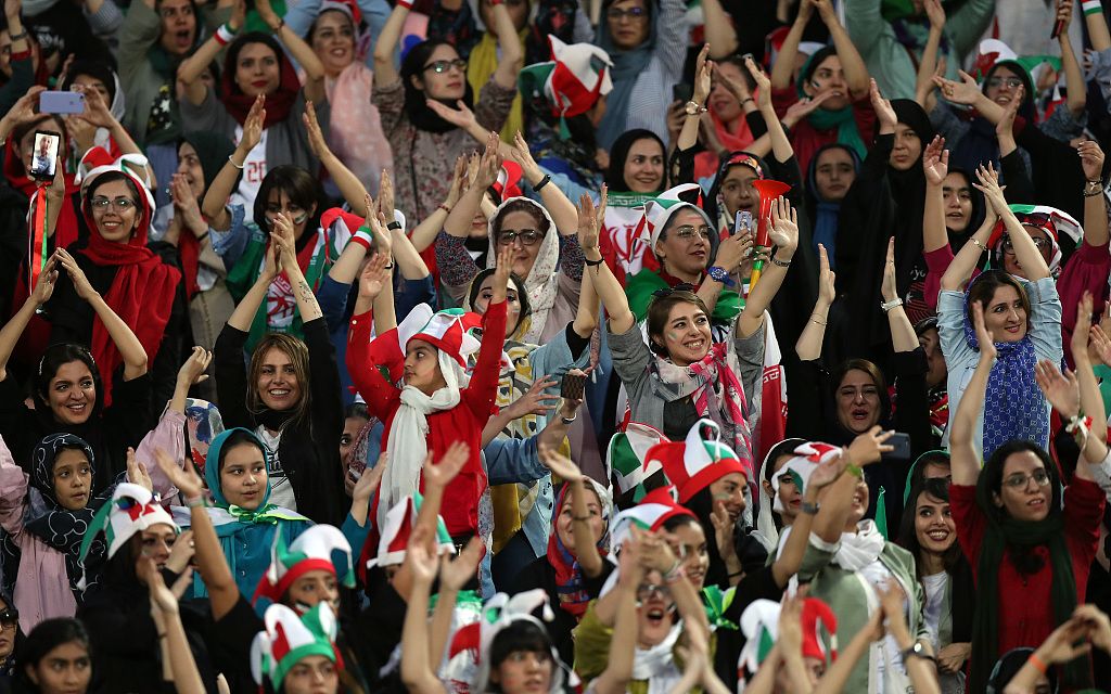 伊朗女球迷为自己的球队助威。图/视觉中国
