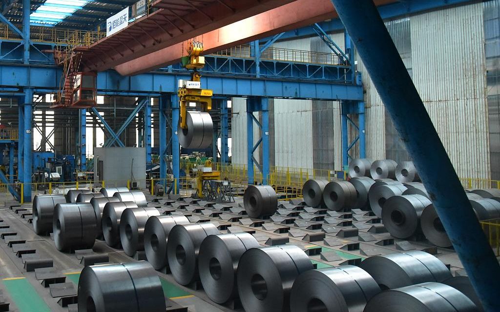2019年10月16日，广西柳州钢铁集团的冷轧车间内，自动吊装设备正在精确的吊装生产完毕的20余吨重冷轧钢卷到预定位置。 图/视觉中国