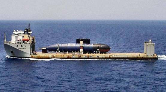 1.8万吨级的“康盛口”轮运送俄制“基洛”潜艇