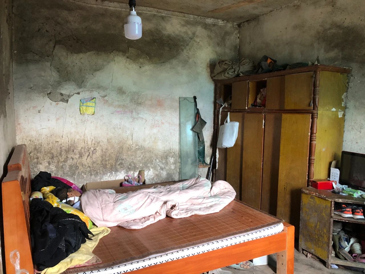 廖银超的床,是妹妹花了千余元买回来的,也是家中为数不多的完好家具。新京报记者杜雯雯摄