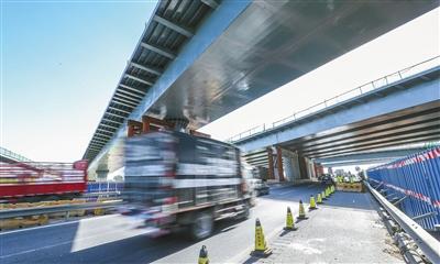 正在建设中的新机场高速从六环路上横跨而过。北京市政路桥管理养护集团供图