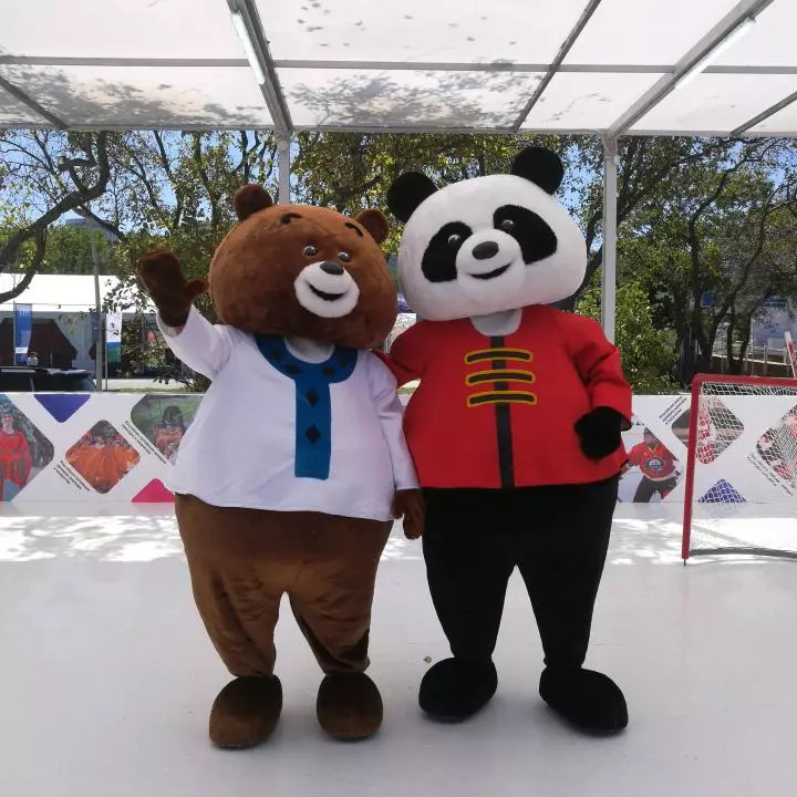 第四届东方经济论坛配套展示项目远东风采街上，可爱的“中国熊猫”和“俄罗斯棕熊”一起打冰球。新华社记者 蒋国鹏 摄