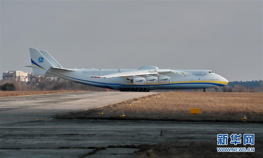 4月3日,在乌克兰首都基辅郊外的戈斯托梅利机场,安-225运输机起飞.