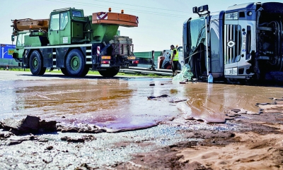 波兰货车侧翻 12吨热巧汇成"河"|货车|波兰|巧克力_新浪新闻