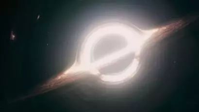 电影《星际穿越》,中的“卡冈图雅”黑洞(图片来源:《星际穿越》)