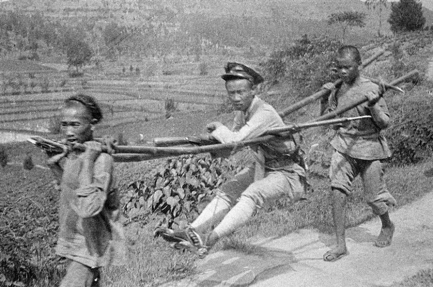 中国有一支军队,打内战像弱鸡,打日本人像疯狗