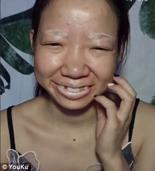 中国化妆术走红国外:戴假鼻子贴胶带,妆前妆后