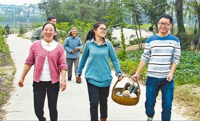 李夏(前右一)在安徽省绩溪县长安镇浩寨村走访群众。 资料照片(新华社发)