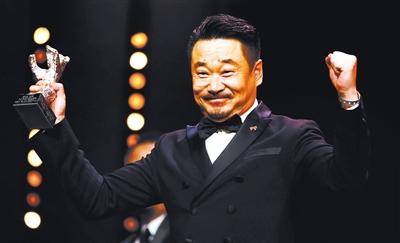 王景春手捧银熊 先发朋友圈