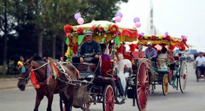 炸街了！天津一对新人结婚百辆豪车占了整条街，网友：堪比世界”豪车展“！