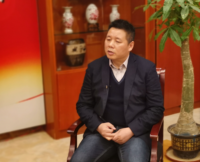 鸿路董事长_鸿锐集团董事长照片