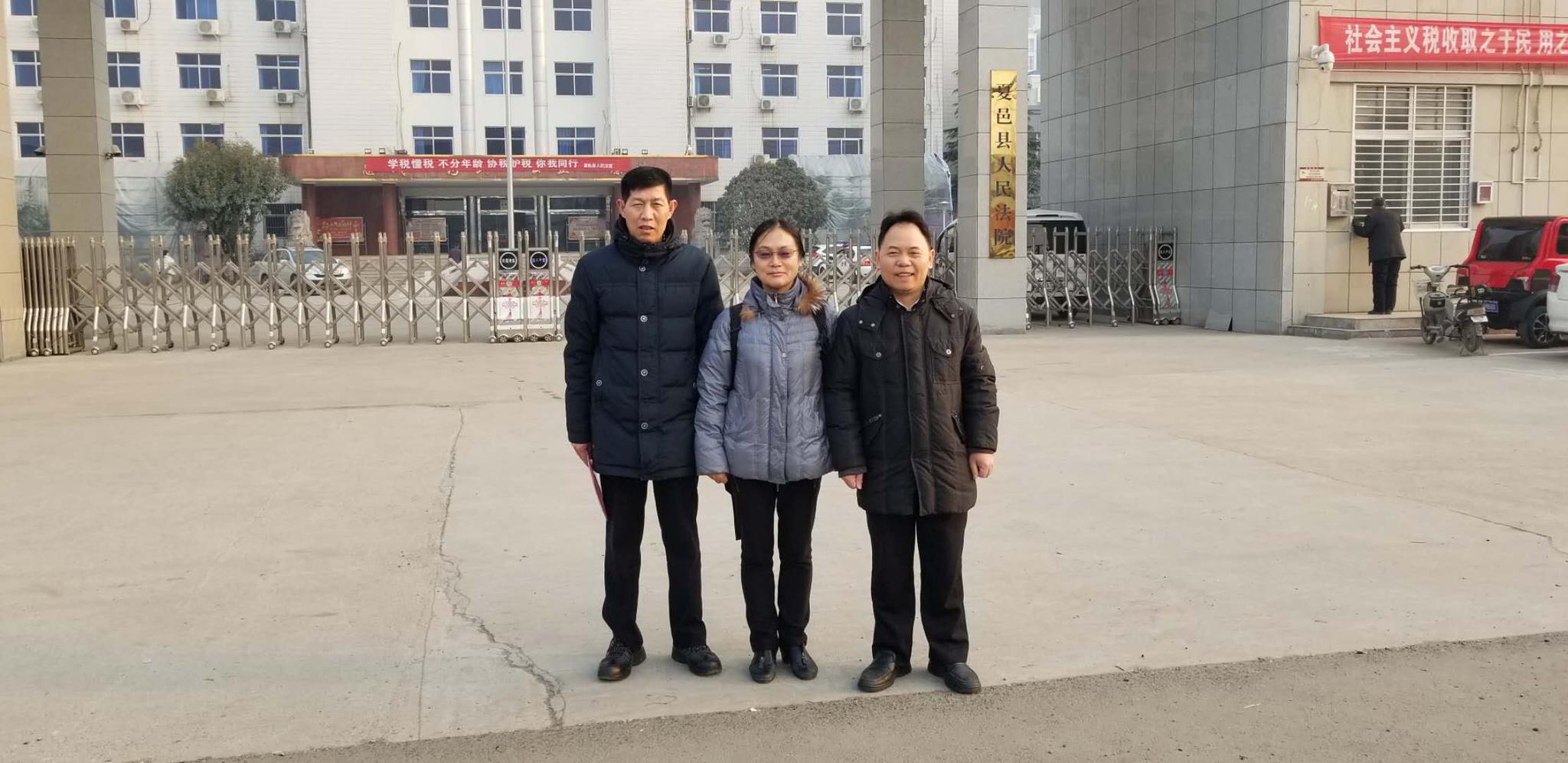 1月29日下午,宣判无罪后,张玉玺(左)和辩护律师郑晓静、徐昕在夏邑县法院门口合影。 受访者供图