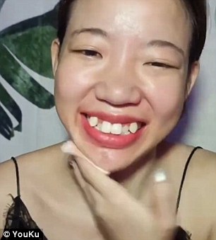 中国化妆术走红国外:戴假鼻子贴胶带,妆前妆后