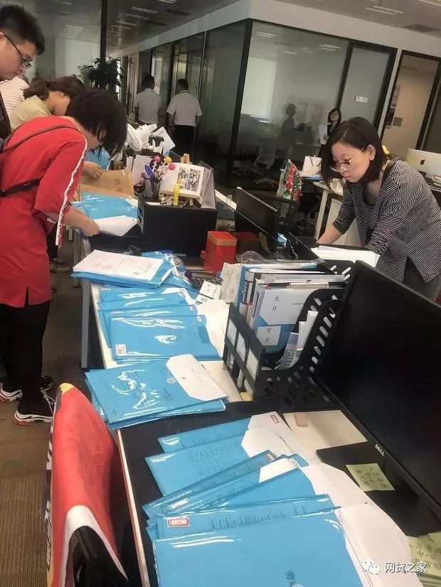 唐小僧母公司确已被警方控制,并有保安人员对