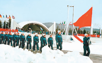 　　1980年2月，第十三届冬季奥运会在美国普莱西德湖体育场开幕，这是新中国第一次参加冬奥会。图为中国队入场。 新华社记者 夏道陵摄