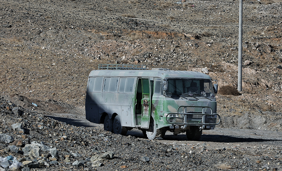 内蒙古西乌旗银漫矿业公司东侧山坡上停放一辆改装的运送矿工的车辆。新京报记者 王飞 摄