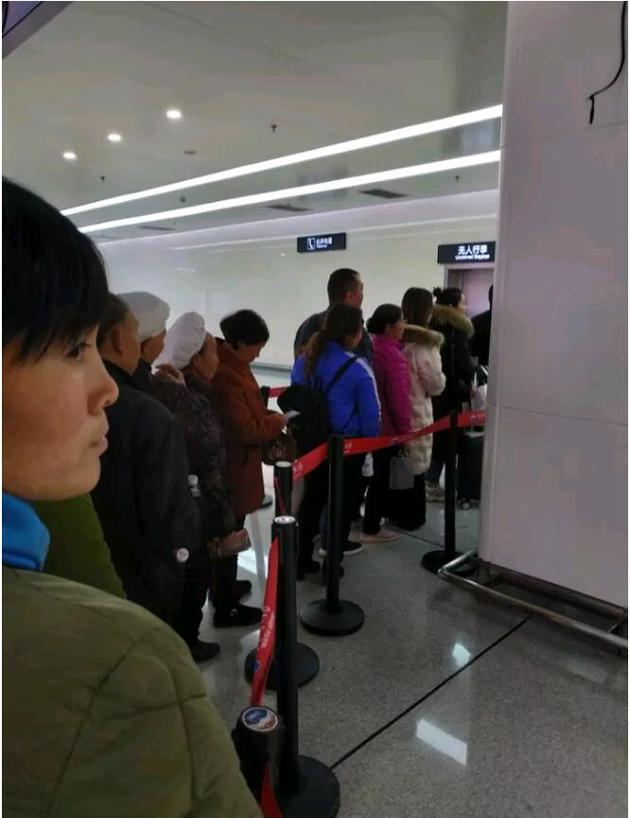 茅台机场购酒的旅客排起了长龙。（图片来源：每经记者 朱万平）