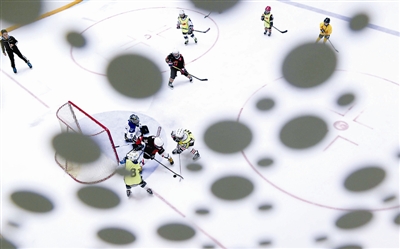 我国人均体育场地面积1.66平方米