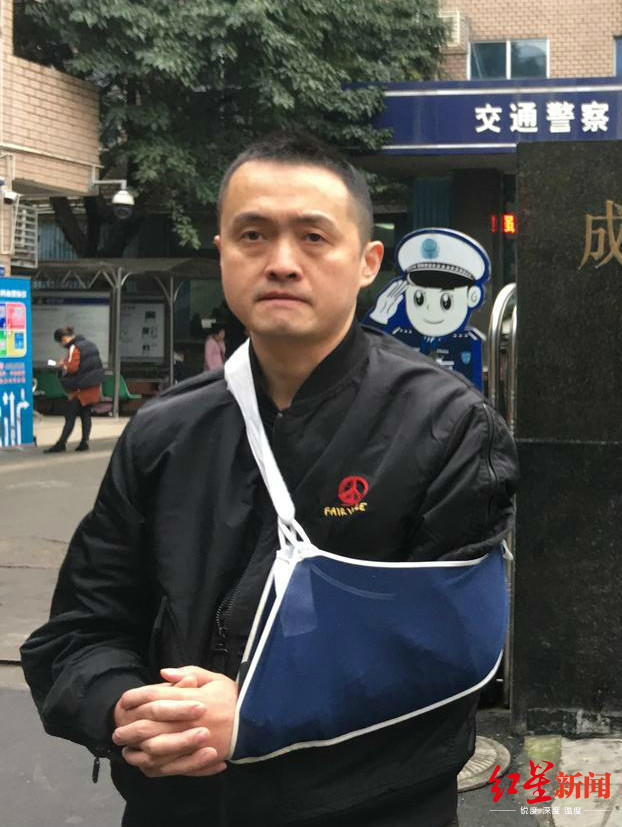 3个月过去,钟科的左臂仍打着吊带