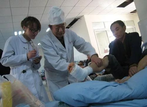 河北这位＂土医生＂走了 为救患者曾对自己割皮取骨