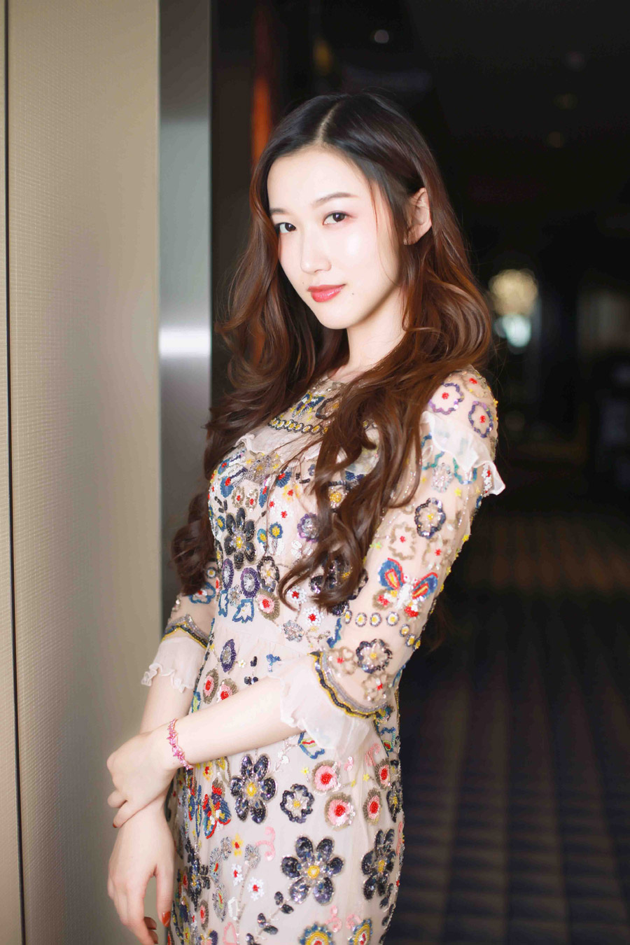 谢林彤全新look曝光 明媚动人似午后阳光