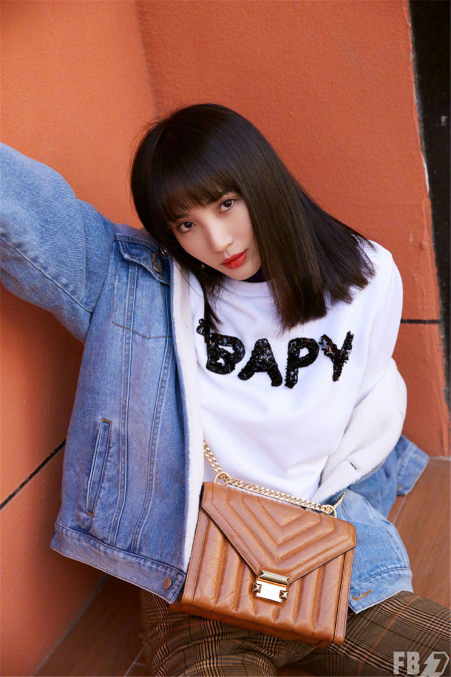 王紫璇冬日潮范街拍 帆布鞋唤醒青春气息